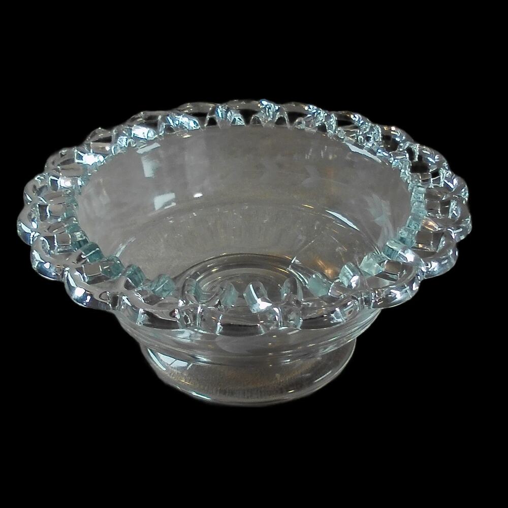 L.E. Smith Colonial Lace Footed Compote Bowl Gray Cut Leaf Pattern Vintage Glass